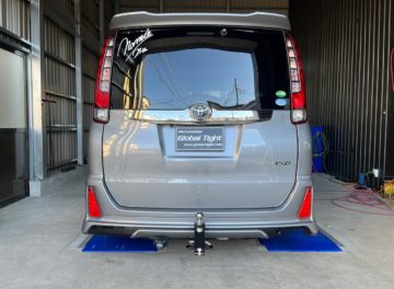 ノア80モデリスタエアロ付き車両にヒッチメンバーを取り付け致しました。