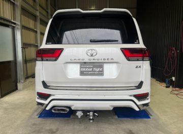 ランドクルーザー300にヒッチメンバーを取り付け致しました。