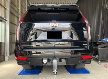 エスカレードにボールマウント、配線カプラを取付致しました。