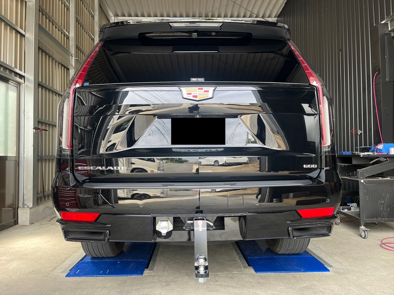 エスカレードにボールマウント、配線カプラを取付致しました。 | 高  