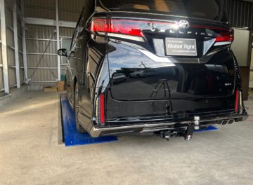 ヴェルファイア40モデリスタエアロ付き車両にヒッチメンバーを取り付け致しました。