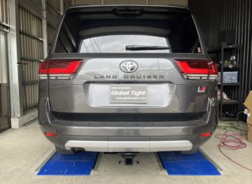 ランドクルーザー300GRスポーツにヒッチメンバーを取り付け致しました。