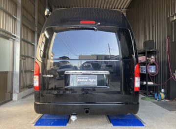 ハイエース200に特注制作ヒッチメンバーを取り付け致しました。