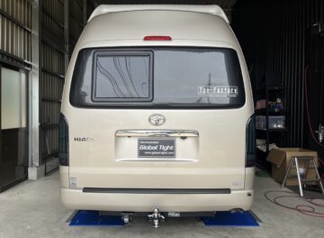 トイファクトリー製ハイエースにヒッチメンバーを取り付け致しました。