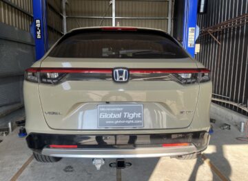 ヴェゼルにヒッチメンバーを取り付け致しました。