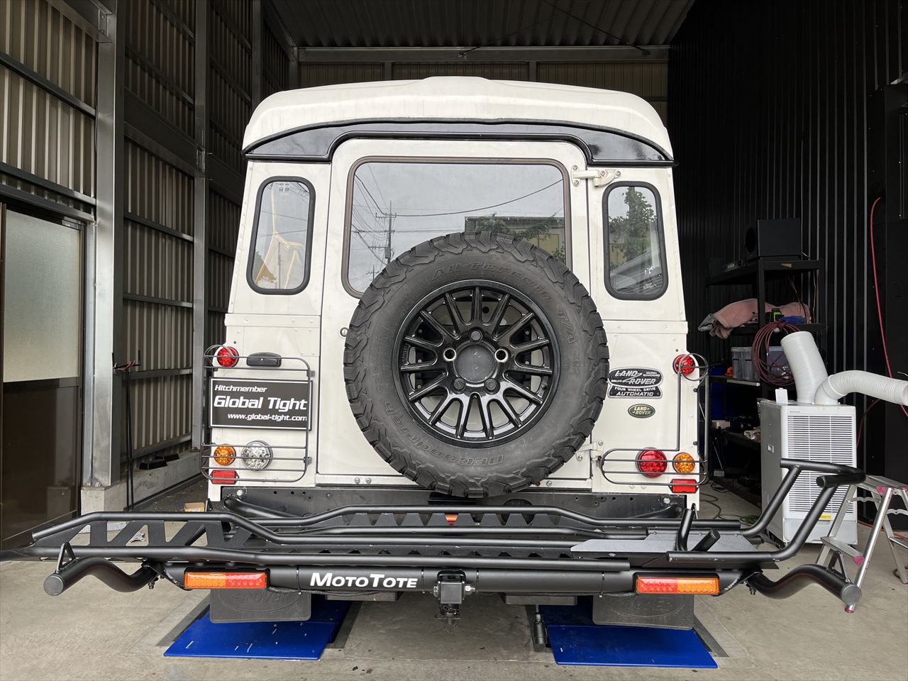 ディフェンダー110,ランドローバー,ヒッチメンバー,ジェットスキー,トレーラー,バスボート,キャンピングカー,キャンピングトレーラー,水上バイク,ボートトレーラー,牽引,サイクルキャリア,カーゴトレーラー