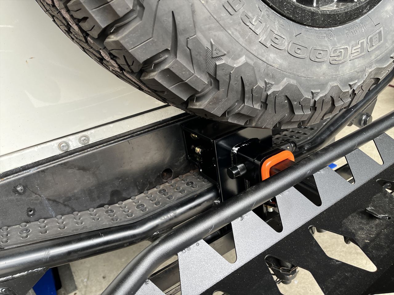 ディフェンダー110,ランドローバー,ヒッチメンバー,ジェットスキー,トレーラー,バスボート,キャンピングカー,キャンピングトレーラー,水上バイク,ボートトレーラー,牽引,サイクルキャリア,カーゴトレーラー