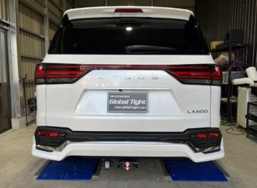 LX600モデリスタエアロ付き車両に、ヒッチメンバーを取り付け致しました。