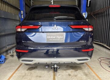 アウトランダーPHEV、GN0W型にヒッチメンバーを取り付け致しました。